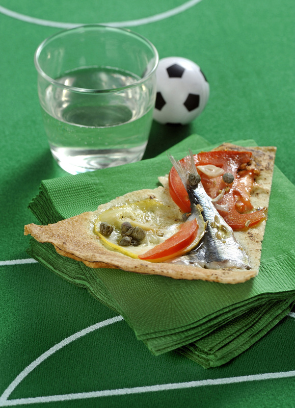 piatto-servito-tovaglioli-sfondo-verde-bicchiere-pallone-campo-da-calcio-pallone-da-calcio